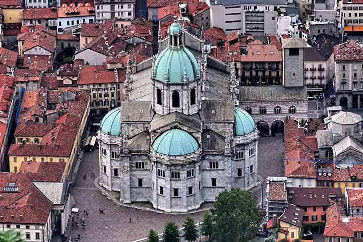A Catedral de Como, construída entre os séculos 14 e 18, é um dos marcos arquitetônicos mais importantes da região, com fachada gótica e detalhes renascentistas. O interior abriga obras de arte e vitrais que narram a história religiosa e cultural da cidade, tornando a visita uma experiência de contemplação e aprendizado. Sua imponência e riqueza artística, aliás, transformam a catedral em símbolo da identidade de Como, conectando tradição e turismo em cada detalhe.