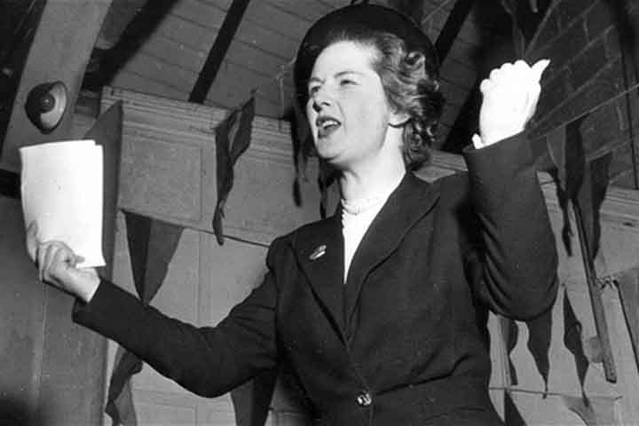 Em 1975, Thatcher alcançou um feito histórico ao derrotar Heath e assumir a liderança do Partido Conservador, tornando-se a primeira mulher a comandar uma grande legenda política britânica. Esse momento foi decisivo para sua ascensão. Quatro anos depois, capitalizou o descontentamento popular diante da crise econômica e das greves generalizadas que marcaram o período conhecido como “Winter of Discontent” (“Inverno do Descontentamento”, em tradução livre). Com um discurso centrado na recuperação 