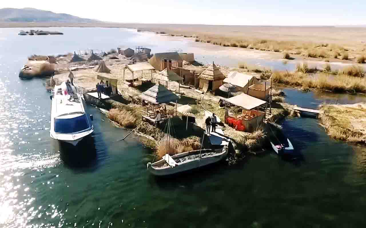 As Ilhas Flutuantes dos Uros são construídas com totora, uma planta aquática que sustenta casas e embarcações. Os habitantes mantêm costumes ancestrais, vivendo em harmonia com o lago e preservando sua identidade cultural. Essa forma de vida singular atrai turistas e pesquisadores, tornando-se símbolo da resistência de um povo que mantém tradições há séculos. A visita às ilhas permite conhecer práticas cotidianas, como pesca e artesanato, proporcionando uma experiência que conecta o visitante di