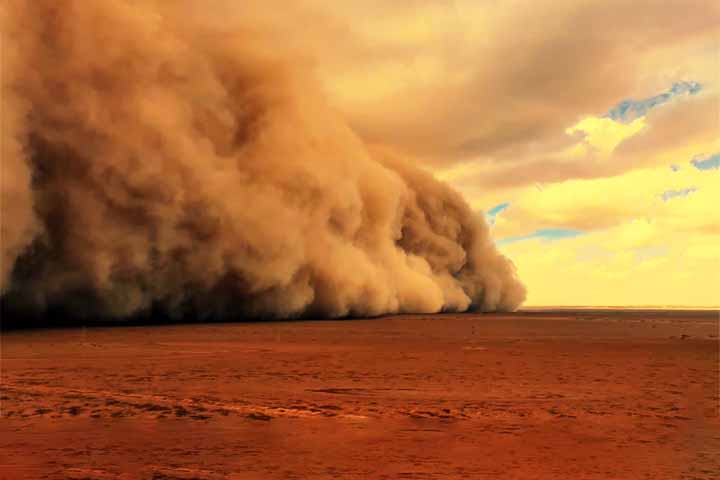 A origem das tempestades de areia está ligada ao encontro entre ventos fortes e superfícies áridas, onde partículas soltas são facilmente deslocadas. Períodos de seca prolongada deixam o solo ainda mais vulnerável e intensificam o processo. Quando a poeira é levantada em grande escala, forma-se uma barreira atmosférica que pode viajar centenas de quilômetros. Em alguns casos, essas tempestades cruzam fronteiras e afetam países vizinhos. O transporte de partículas também influencia o clima global