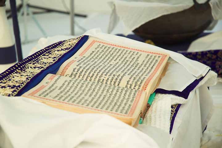 O Guru Granth Sahib, livro sagrado do sikhismo, foi entronizado no Templo Dourado em 1604 por Guru Arjan, consolidando o espaço como centro espiritual da fé. Ele reúne 5.894 hinos, escritos não apenas por gurus sikhs, mas também por santos hindus e muçulmanos, reforçando a abertura ao diálogo inter-religioso. A leitura contínua das escrituras é feita em turnos por sacerdotes, e desde o século 20 passou a ser transmitida por rádio e televisão, alcançando milhões de fiéis.
