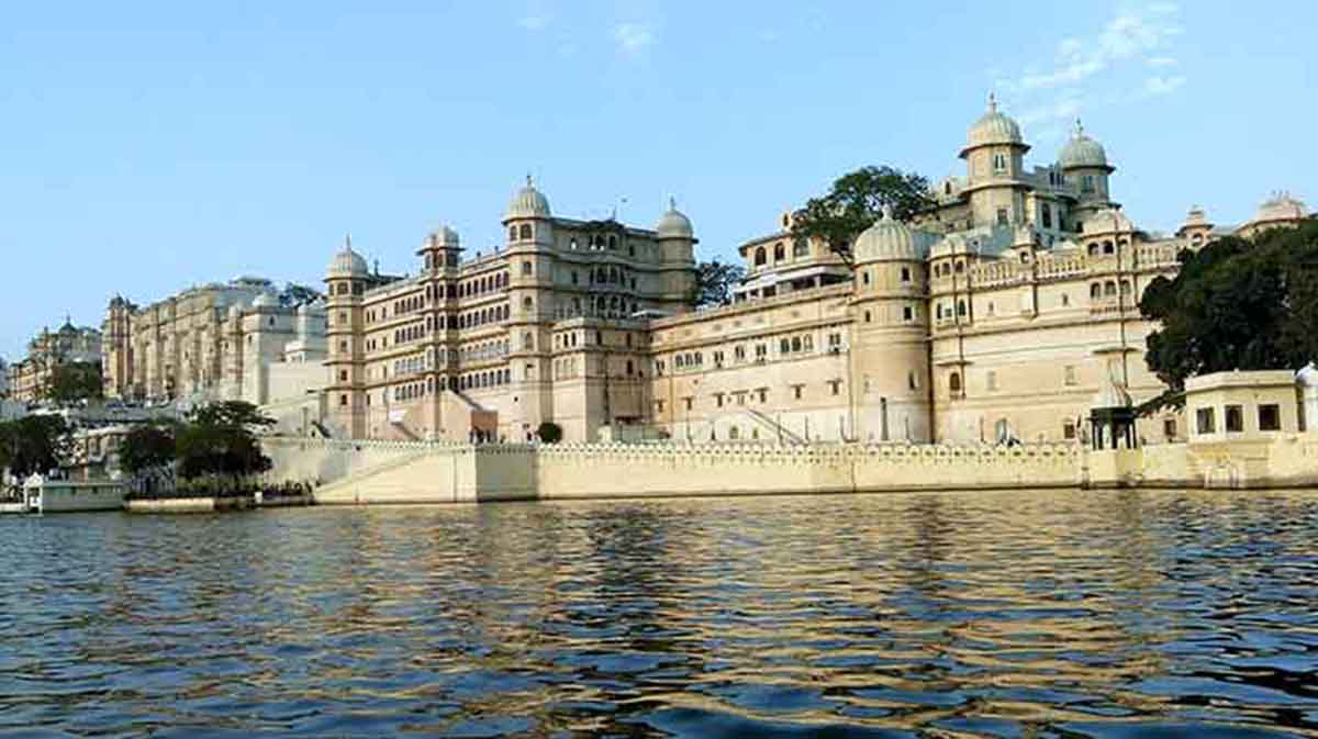 O Palácio da Cidade de Udaipur é um dos maiores complexos palacianos da Índia, erguido às margens do Lago Pichola. Sua arquitetura mistura estilos rajastani e mogol, com pátios, jardins e salões que narram séculos de história. É um espaço que conecta passado e presente, atraindo visitantes que buscam compreender a grandiosidade dos marajás e a herança cultural da região, sendo também palco de eventos culturais e cerimônias que reforçam sua importância como símbolo vivo da tradição indiana, além 