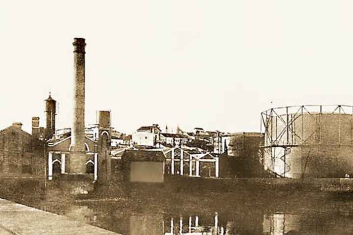 O primeiro Gasômetro em 1911 - Usina do Gasômetro, usina de geração de energia desativada e transformada em centro cultural, localizada na cidade brasileira de Porto Alegre - Domínio Público/ Wikimédia Commons