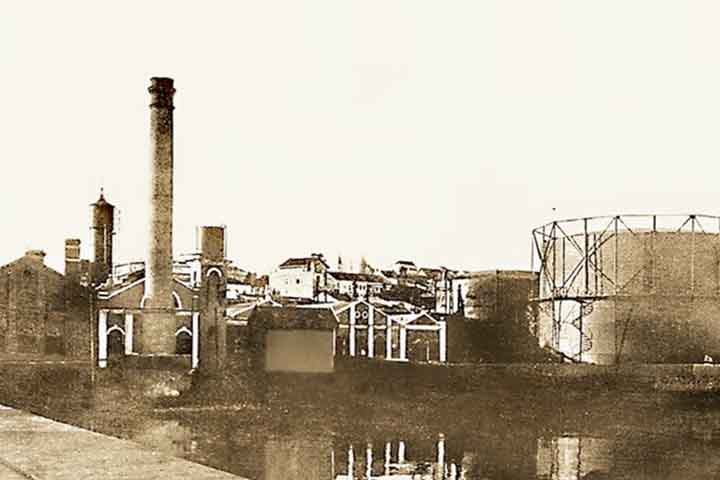 No entanto, com a modernização do setor elétrico e a adoção de fontes mais eficientes, o complexo entrou em declínio a partir dos anos 1960. Em 1974, a usina foi definitivamente desativada, o que levantou debates sobre o destino do edifício, já considerado parte importante da memória arquitetônica da cidade. A possibilidade de demolição chegou a ser cogitada, mas a mobilização da sociedade civil e de setores culturais garantiu a preservação do espaço.