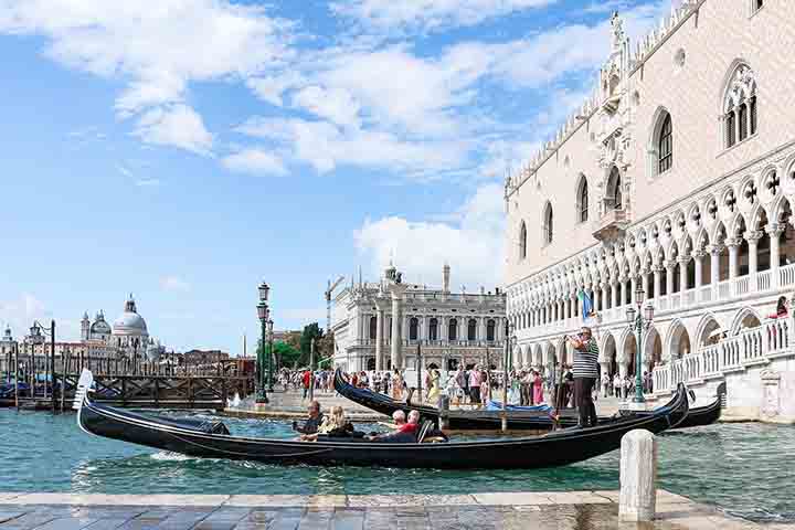 Durante séculos, as gôndolas foram o principal meio de transporte urbano em Veneza, antes da chegada dos barcos motorizados que mudaram a dinâmica dos canais. A função prática foi gradualmente substituída pelo caráter turístico, mas a tradição artesanal e simbólica permaneceu viva como parte da identidade local. Hoje, elas representam tanto a história quanto o encanto da cidade, atraindo milhões de visitantes que buscam vivenciar sua atmosfera única e romântica.