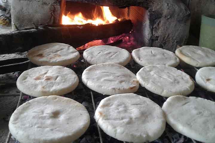 Já na Colômbia, as arepas geralmente são mais finas e podem ser consumidas puras, com manteiga ou acompanhadas de queijos frescos. Existem dezenas de variações regionais, como a arepa paisa, típica da região de Antioquia, e a arepa de huevo, tradicional da costa caribenha colombiana, recheada com ovo e frita em óleo quente. Em algumas cidades, o alimento é vendido nas ruas, em feiras e mercados populares, funcionando como lanche rápido e barato.

