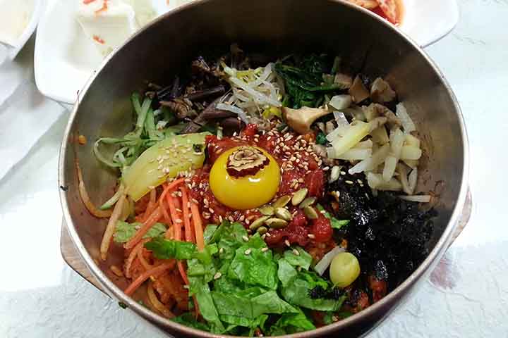 Existem diversas versões regionais do bibimbap. Uma das mais famosas é o Jeonju Bibimbap, originário da cidade de Jeonju, frequentemente apontado como a versão mais tradicional do prato. Outra variedade bastante conhecida é o dolsot bibimbap, servido em uma tigela de pedra extremamente quente. Nesse caso, o calor continua cozinhando os ingredientes à mesa e cria uma crosta crocante de arroz no fundo do recipiente, considerada uma das partes mais apreciadas da receita.
