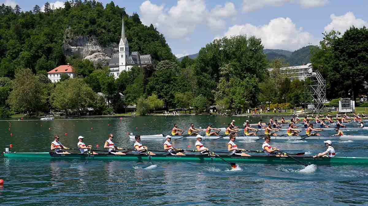 O lago de Bled é cenário de esportes aquáticos como remo e caiaque, que atraem atletas e turistas em busca de aventura. A prática dessas atividades conecta visitantes à natureza e reforça o caráter esportivo da cidade. Competições internacionais já foram realizadas ali, consolidando Bled como referência esportiva e turística.