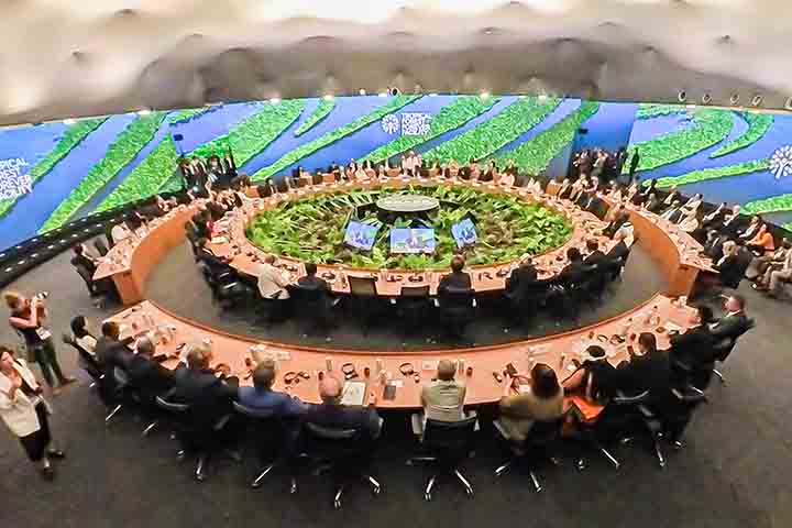 O contraste entre a ambição inicial e a realidade atual é evidente, já que os cinco países fundadores levaram meses de negociação para chegar aos aportes anunciados. Agora, o fundo precisa captar cerca de 3,5 bilhões adicionais em menos de oito meses, prazo considerado apertado. Essa pressão temporal aumenta a urgência de apresentar resultados concretos que convençam governos hesitantes a aderir.