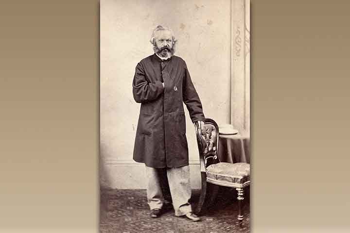 Filho de Heinrich Marx, um advogado de origem judaica que se converteu ao luteranismo por pressões legais e sociais, Karl Marx ingressou ainda jovem  na Universidade de Bonn, mas foi na Universidade de Berlim que entrou em contato com correntes filosóficas que definiriam sua trajetória. Na instituição acadêmica, aproximou-se da obra de Georg Wilhelm Friedrich Hegel, cuja influência seria determinante, ainda que posteriormente criticada e reinterpretada por Marx.
