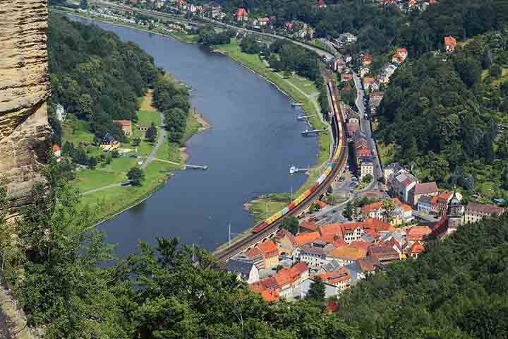 A história de Königstein remonta à Idade Média, quando a fortaleza foi citada em documentos oficiais e exerceu papel estratégico na defesa da Saxônia. A encantadora vila, composta de tradicionais chalés alemães, cresceu em torno dessa estrutura imponente numa curva do Rio Elba. Caminhar pelo calçadão ao lado do rio permite apreciar vistas para a floresta e os prados que se estendem desde a margem das águas.