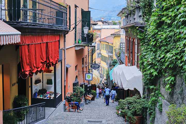 O centro histórico de Como preserva ruas estreitas e praças que remetem ao período medieval, criando uma atmosfera única. Lojas tradicionais e boutiques modernas convivem lado a lado, oferecendo ao visitante uma experiência que mistura passado e presente. Essa harmonia entre o antigo e o contemporâneo reforça a identidade urbana e torna o passeio pelo centro uma verdadeira viagem cultural.