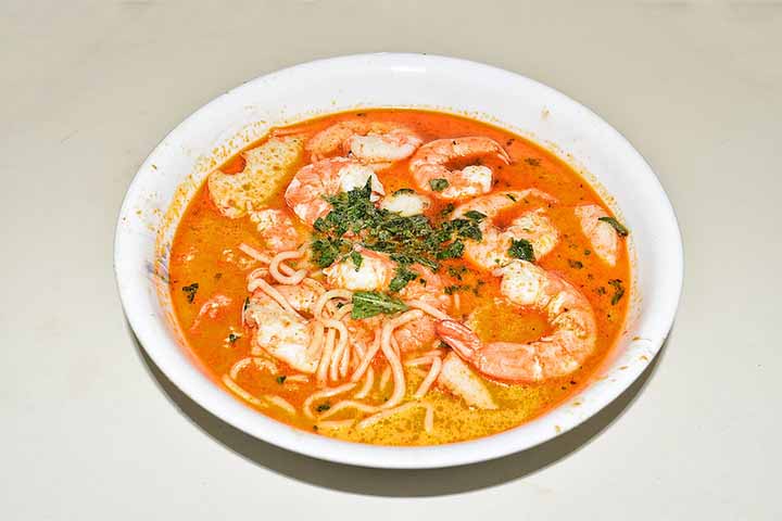 Apesar de existir em diferentes versões, a essência da laksa permanece ligada à combinação entre macarrão de arroz e um caldo altamente aromático. Dependendo da região e da tradição familiar, o prato pode assumir características bastante distintas. Algumas receitas apostam em uma base cremosa feita com leite de coco e curry, enquanto outras utilizam peixe, tamarindo e ervas cítricas para criar sabores mais ácidos e leves. Em comum, quase todas as versões carregam um perfil marcante, geralmente p