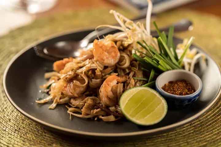 O sucesso do Pad Thai reflete não apenas a riqueza da culinária tailandesa, mas também a capacidade do prato de reunir simplicidade e sofisticação em uma mesma receita. Ao equilibrar sabores intensos, ingredientes frescos e preparo rápido, o prato se consolidou como uma das expressões gastronômicas mais conhecidas da Tailândia no mundo contemporâneo.
