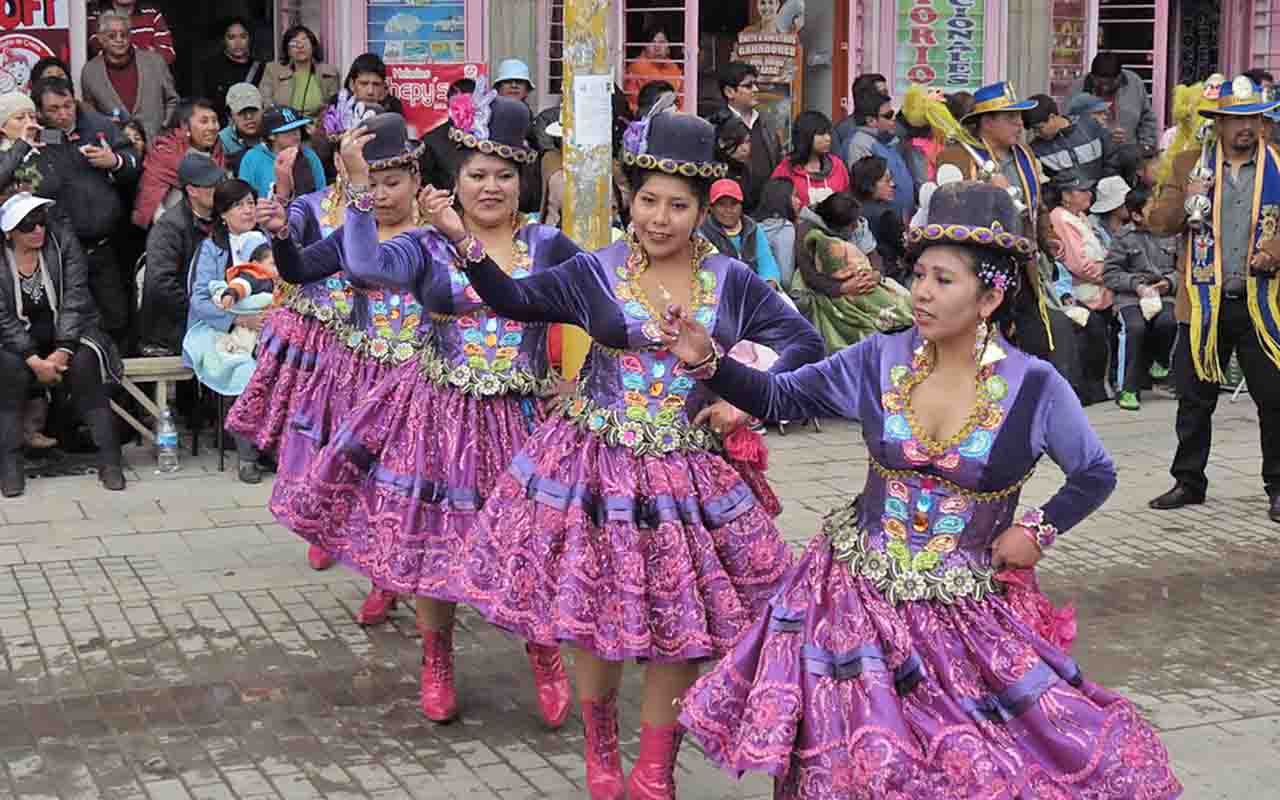 Puno é reconhecida como a capital folclórica do Peru, com celebrações que unem música, dança e religiosidade. Entre elas, a Festa da Virgem da Candelária é a mais famosa, considerada Patrimônio Cultural Imaterial da Humanidade pela UNESCO. Esses eventos incluem desfiles, trajes típicos e coreografias que revelam a diversidade cultural dos Andes, reforçando a identidade cultural da cidade.