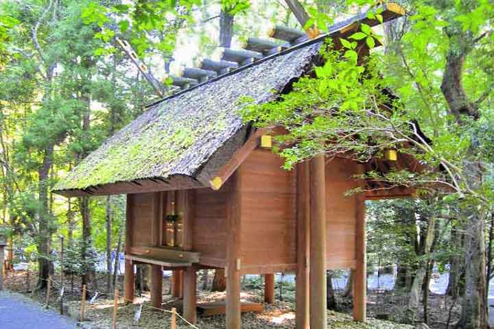 As construções do Santuário de Ise seguem o estilo shinmei-zukuri, com madeira natural, telhados de palha e ornamentos sagrados no topo que representam pureza e força espiritual. Cada detalhe é feito à mão, preservando técnicas milenares de carpintaria japonesa transmitidas de geração em geração. A ausência de pregos simboliza respeito pela matéria viva e pela harmonia entre homem e natureza.