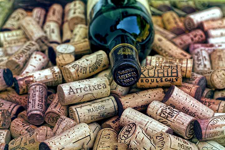 Os valores variam bastante conforme o perfil da casa. Em restaurantes mais simples, a taxa pode custar menos de R$ 30 por garrafa. Já em estabelecimentos de alto padrão, principalmente aqueles com cartas de vinhos elaboradas, o valor ultrapassa facilmente os R$ 100. Em alguns casos, o preço da rolha se aproxima do lucro que o restaurante teria caso a bebida fosse comprada diretamente no local.
