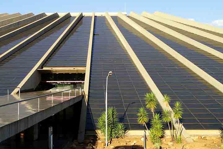 Do ponto de vista arquitetônico, o Teatro Nacional é frequentemente apontado como o maior conjunto dedicado às artes concebido por Niemeyer em Brasília, sintetizando elementos essenciais do modernismo brasileiro. 
