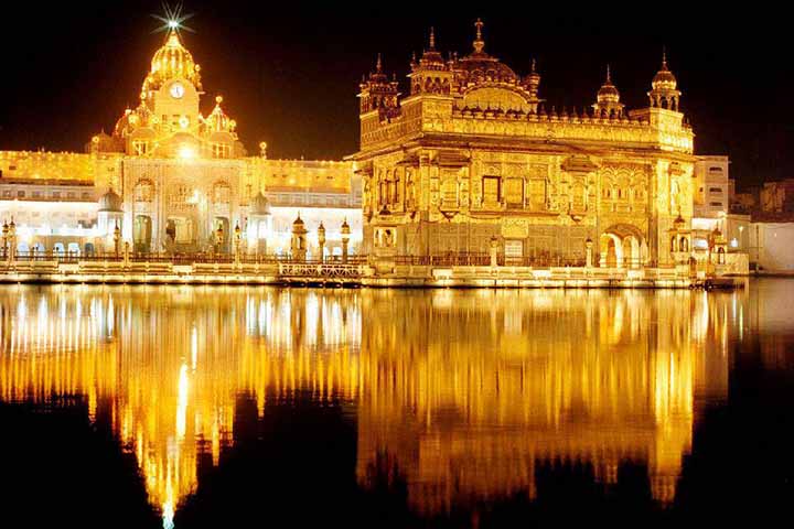 O templo foi revestido com cerca de 750 quilos de ouro durante reformas no século 19, financiadas pelo marajá Ranjit Singh, líder do Império Sikh. Sua base é de mármore branco, decorado com incrustações florais e geométricas, refletindo técnicas de artesãos mogóis. O contraste entre o dourado e o lago Amrit Sarovar tornou-se uma das imagens mais icônicas da Índia moderna.