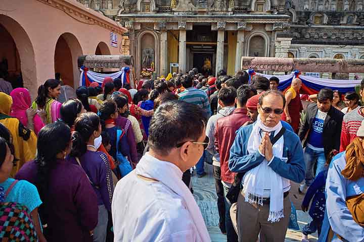 O Mahabodhi é considerado o epicentro da fé budista, por ser o local onde Buda atingiu o nirvana, estado de iluminação plena. Peregrinos acreditam que visitar o templo aproxima a alma da sabedoria e da compaixão, valores centrais do budismo. A devoção se traduz em práticas de meditação e oferendas que unem tradição e transcendência.