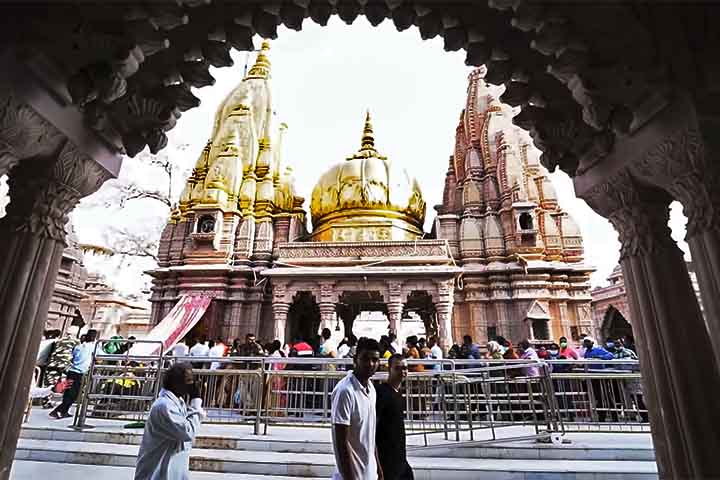 O templo Ã© considerado um dos 12 Jyotirlingas, locais de manifestaÃ§Ã£o especial de Shiva, reverenciados em todo o hinduÃ­smo. Peregrinos acreditam que visitar Kashi Vishwanath aproxima a alma da libertaÃ§Ã£o espiritual, o moksha, objetivo supremo da fÃ© hindu. A devoÃ§Ã£o se traduz em rituais diÃ¡rios que unem tradiÃ§Ã£o, transcendÃªncia e espiritualidade profunda, fortalecendo a ligaÃ§Ã£o entre o homem e o divino.