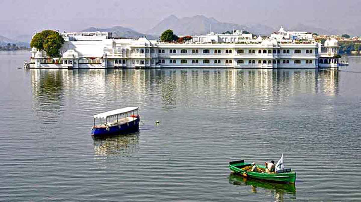 O Palácio do Lago, erguido no século 18, parece flutuar sobre as águas tranquilas do Pichola. Transformado em hotel de luxo, preserva o esplendor de sua arquitetura e a aura de mistério que envolve sua trajetória histórica. Considerado um dos ícones mais românticos da Índia, exala experiências únicas e serve, ainda, de cenário para produções cinematográficas e eventos internacionais que firmam sua fama mundial.
