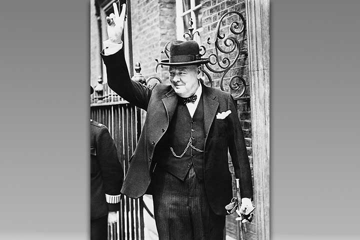 A carreira política de Churchill começou oficialmente em 1900, quando foi eleito para o parlamento britânico. Ao longo das décadas seguintes, ocupou diversos cargos importantes no governo britânico. Sua trajetória, porém, foi marcada por momentos de forte desgaste político, especialmente após o fracasso da campanha de Galípoli durante a Primeira Guerra Mundial. Churchill chegou a se afastar temporariamente do governo e retornou ao exército por um período. Mesmo assim, conseguiu reconstruir sua c
