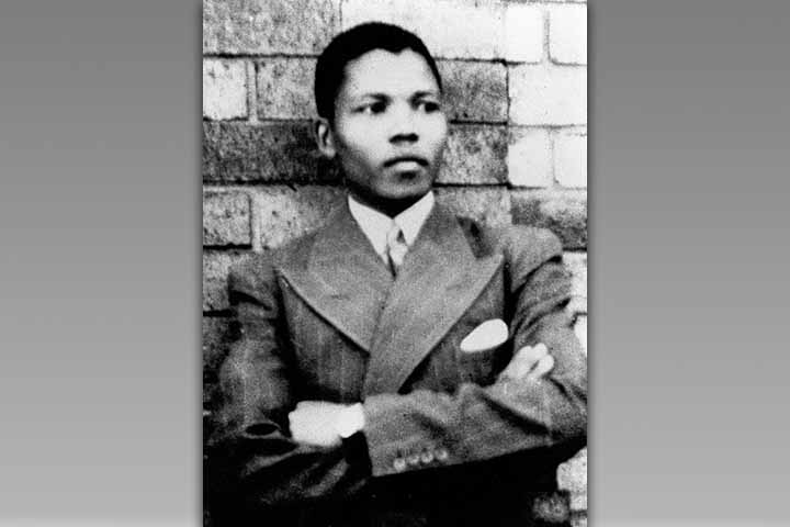 O apartheid foi oficializado em 1948 pelo governo sul-africano e criou leis rígidas de separação racial. Negros eram impedidos de votar, frequentar determinados locais e ocupar áreas reservadas à população branca. Mandela participou de campanhas de desobediência civil e protestos pacíficos, defendendo inicialmente estratégias não violentas. Porém, diante da repressão crescente do governo, ele passou a apoiar ações de sabotagem contra estruturas do regime. Em 1961, ajudou a fundar o braço armado 