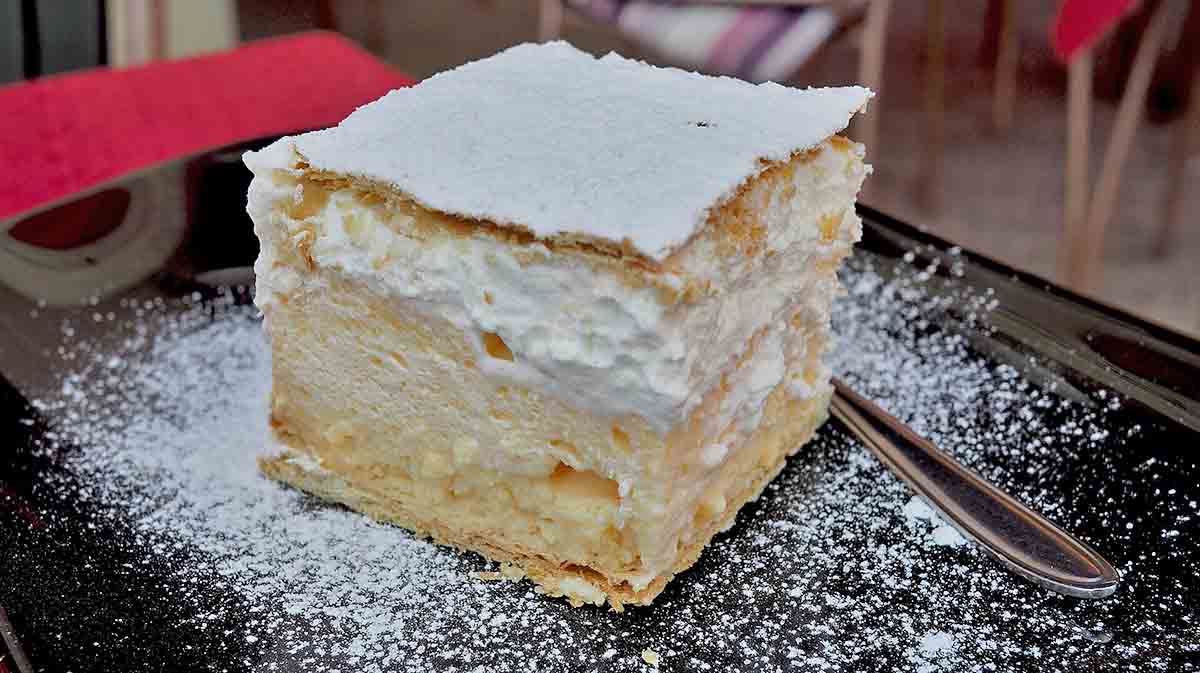 A gastronomia de Bled tem como destaque a kremšnita, torta de creme que se tornou símbolo local. O doce é servido em restaurantes e cafés, reforçando a identidade culinária local. Além disso, pratos típicos eslovenos como carnes defumadas e sopas regionais completam a experiência gastronômica. A produção artesanal de queijos e vinhos locais também atrai visitantes interessados em sabores autênticos.