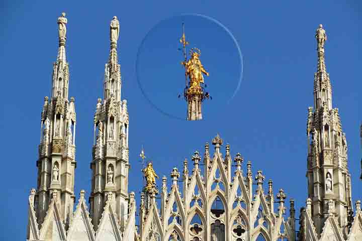 O Duomo possui 135 pináculos que se erguem em direção ao céu, reforçando o estilo gótico e sua verticalidade. No topo de um deles está a famosa estátua dourada da Madonnina, símbolo de proteção para a cidade. A imagem, aliás, tornou-se referência cultural e espiritual para os milaneses, sendo amplamente reverenciada até hoje como guardiã da cidade.