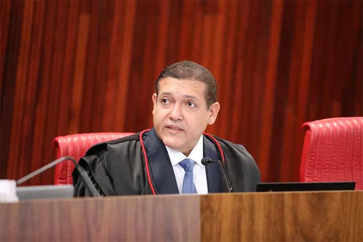 A escolha chamou atenção por ocorrer em um momento de tensão entre o governo federal e o STF. Durante a sabatina no Senado, o magistrado recebeu apoio de parlamentares de diferentes correntes políticas e acabou aprovado com ampla maioria, com 57 fotos favoráveis e apenas dez contrários.
