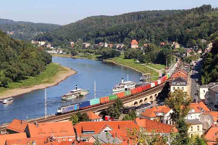 O rio Elba atravessa a região e oferece passeios de barco que revelam a beleza natural de Königstein, conectando a cidade a outras localidades da Saxônia. As florestas nas montanhas de arenito elevam-se sobre a vila e criam um cenário impressionante que reforça sua importância geográfica. A presença do Elba fortalece o turismo e integra cultura e natureza em uma experiência única.


