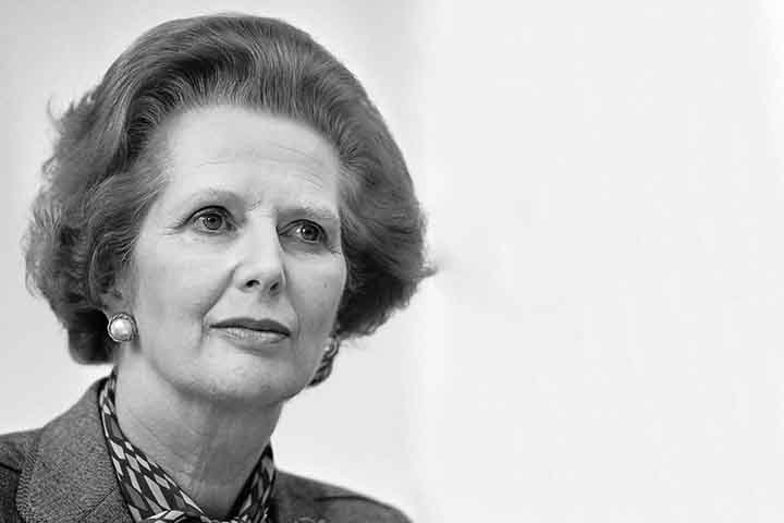 Eleita para o Parlamento em 1959, Thatcher construiu uma carreira sólida ao longo dos anos 1960, destacando-se por seus posicionamentos firmes. Durante o governo de Edward Heath, ocupou o cargo de secretária de Educação (1970–1974), período em que ganhou notoriedade ao implementar cortes de gastos, incluindo a polêmica decisão de suspender a distribuição gratuita de leite para crianças maiores de sete anos nas escolas. O fato rendeu a ela críticas e o apelido irônico de “sequestradora do leite i