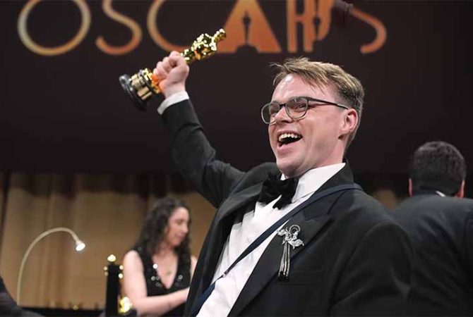 Diretor russo crítico de Putin recupera estatueta do Oscar após sumiço em voo