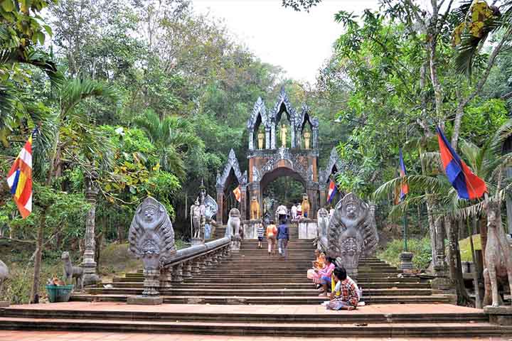 Próximo ao templo, vendedores oferecem incensos, flores e alimentos tradicionais utilizados em cerimônias religiosas. A fauna de Phnom Kulen inclui macacos, aves tropicais, répteis e diversas espécies de insetos típicos das florestas do Sudeste Asiático.