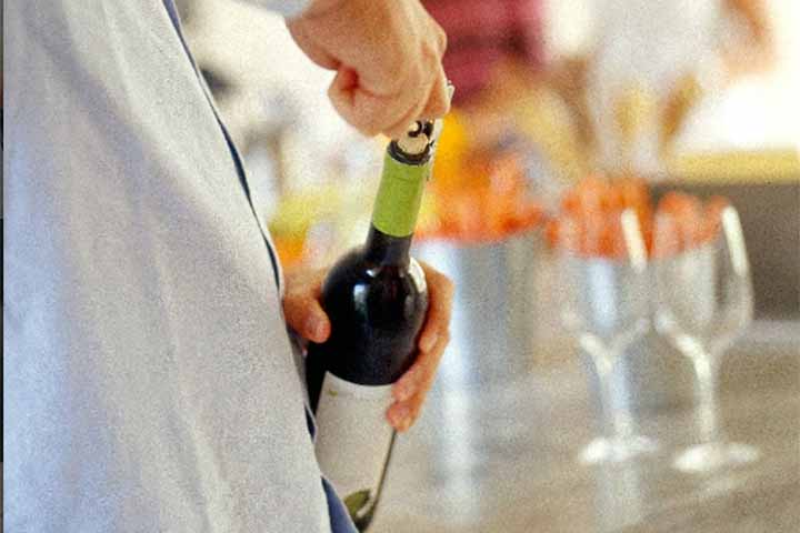 A cobrança é considerada legal no Brasil. Especialistas em direito do consumidor explicam que não existe nenhuma lei que obrigue bares e restaurantes a aceitarem bebidas trazidas de fora. Dessa forma, quando o estabelecimento decide permitir esse tipo de consumo, ele pode criar regras próprias para a utilização do serviço, incluindo a cobrança da taxa de rolha. 
