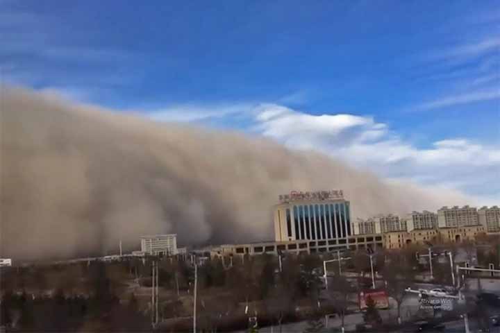 Na China, especialmente no Deserto de Gobi, tempestades de areia são vistas como desafio nacional. Elas afetam grandes centros urbanos, como Pequim, trazendo poeira que compromete a qualidade do ar. O governo investe em programas de reflorestamento para reduzir a intensidade desses eventos e proteger a população, além de monitorar a poluição atmosférica e desenvolver sistemas de alerta antecipado.
