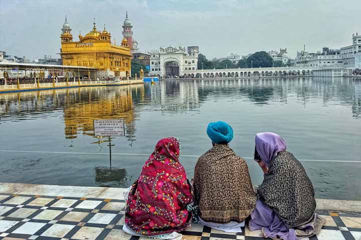 Amrit Sarovar foi escavado em 1577 por ordem de Guru Ram Das, quarto guru do sikhismo, e deu nome à cidade de Amritsar. Os fiéis acreditam que suas águas têm poder de cura, e muitos peregrinos realizam banhos rituais antes de entrar no templo. O lago é também usado em cerimônias de iniciação, reforçando sua função espiritual e comunitária.