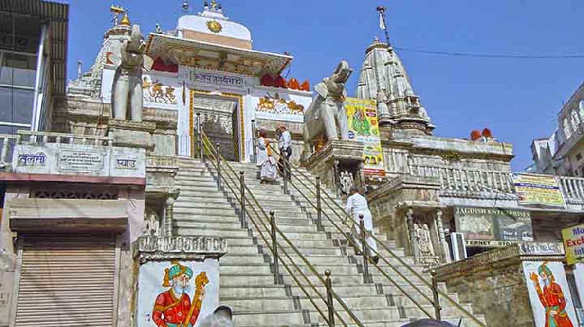 O Templo Jagdish, dedicado a Vishnu, é um dos marcos religiosos mais importantes de Udaipur. Sua arquitetura em estilo indo-ariano impressiona pela riqueza de detalhes e esculturas. O templo é ponto de encontro espiritual e cultural, reforçando a identidade religiosa da cidade e atraindo devotos e turistas, além de ser palco de festivais que celebram a fé e a tradição hindu.