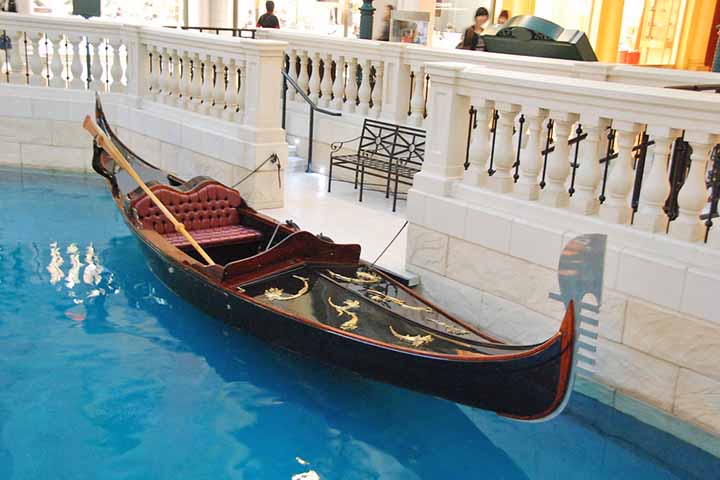 O design da gôndola é assimétrico, com um lado mais longo que o outro, permitindo equilíbrio durante a navegação. Essa característica garante que o gondoleiro possa remar apenas de um lado sem perder o controle. A forma peculiar é fruto de séculos de aperfeiçoamento técnico e continua sendo admirada por engenheiros e curiosos em todo o mundo.