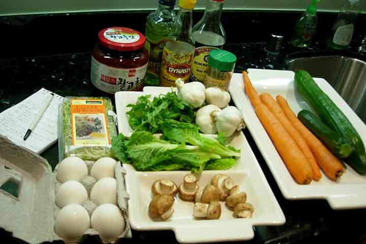 Outro fator que contribui para o sucesso do bibimbap é sua versatilidade. O prato pode ser adaptado para versões vegetarianas, veganas ou com diferentes tipos de proteína, mantendo a proposta original de equilíbrio nutricional. Essa flexibilidade ajudou o bibimbap a conquistar espaço entre consumidores que buscam refeições completas, visualmente atraentes e relativamente saudáveis.
