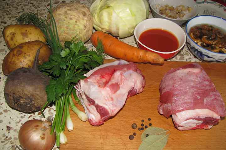 O elemento central do borsch é a beterraba, responsável pela tonalidade vibrante que caracteriza a sopa. No entanto, a receita vai muito além desse ingrediente. Tradicionalmente, inclui também repolho, cenoura, batata, cebola e, em muitas versões, carne bovina ou suína, cozidas lentamente para formar um caldo rico e encorpado. Em algumas variações, o tomate ou o extrato de tomate também são adicionados, intensificando o sabor e a cor. O prato costuma ser finalizado com ervas frescas, como dill, 