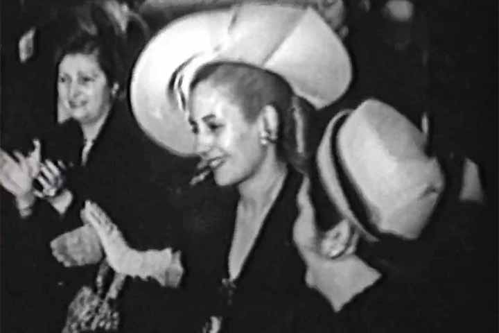 A popularidade de Evita atingiu níveis extraordinários. Muitos argentinos a enxergavam como “a mãe dos humildes”. Em contrapartida, setores conservadores, parte da elite econômica e adversários políticos a criticavam duramente, rejeitando tanto sua origem humilde quanto sua crescente influência no governo. Eva tornou-se, assim, uma figura profundamente polarizadora na sociedade argentina.
