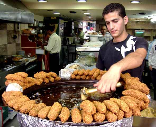 Mais do que um simples bolinho, o faláfel se consolidou como um prato que carrega tradição cultural, disputas sobre origem e adaptações contemporâneas. Presente tanto em feiras populares árabes quanto em restaurantes modernos ao redor do mundo, ele exemplifica como receitas regionais podem atravessar fronteiras e ganhar novas interpretações sem perder suas raízes históricas.
