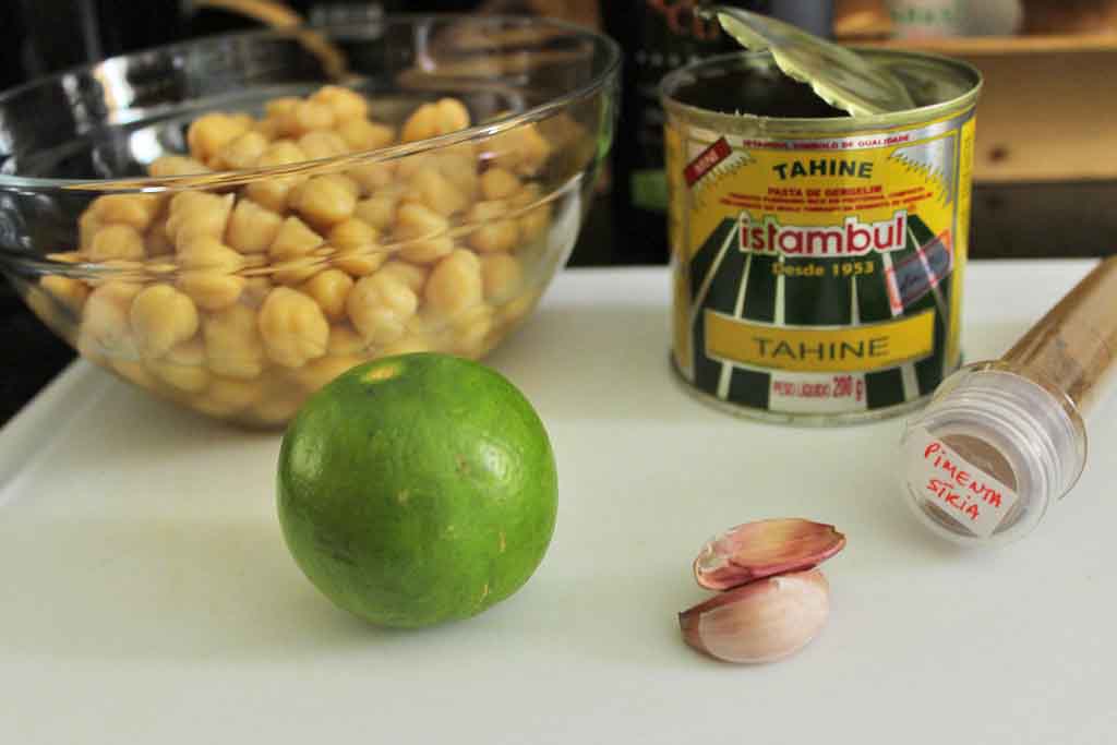 Além do sabor característico, o homus também chama atenção pelos benefícios nutricionais. O grão-de-bico é rico em proteínas vegetais, fibras, vitaminas e minerais, enquanto o tahine fornece gorduras consideradas saudáveis e nutrientes importantes, como cálcio e magnésio. 
