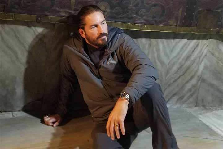 Durante as gravações, Caviezel relatou ter enfrentado situações extremas, incluindo hipotermia, lesões físicas e até um episódio em que foi atingido por um raio durante a filmagem da crucificação.
