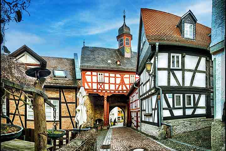 A arquitetura de Königstein mistura construções medievais com elementos barrocos e renascentistas, preservando tradições locais ao longo dos séculos. Chalés típicos alemães convivem com igrejas e casas antigas, compondo um patrimônio arquitetônico que traduz a identidade cultural da região. Essa diversidade torna a cidade um retrato vivo da evolução histórica da Saxônia.
