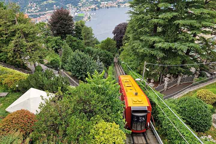 O funicular que liga Como a Brunate oferece vistas panorâmicas do lago e da cidade, tornando o trajeto uma atração turística por si só. A viagem revela paisagens que unem natureza e arquitetura, encantando visitantes. O passeio reforça a vocação de Como como destino que valoriza mobilidade e contemplação. Além disso, Brunate é conhecida como “o balcão dos Alpes”, oferecendo miradouros únicos.