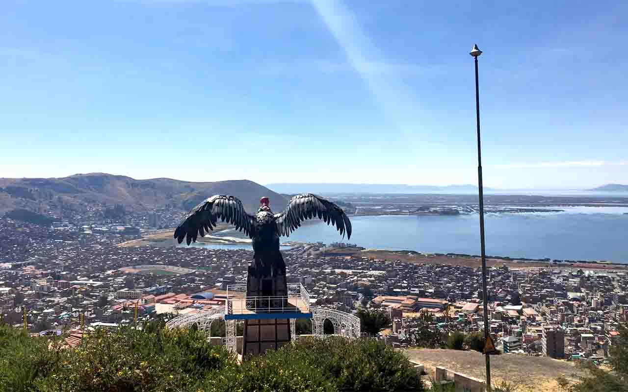 O Mirante Kuntur Wasi oferece uma das vistas mais impressionantes de Puno e do Lago Titicaca. O acesso exige uma subida íngreme, recompensada pela paisagem panorâmica que emociona visitantes e até mesmo moradores. A escultura de condor no topo simboliza a espiritualidade andina e reforça a conexão entre cultura e natureza.
