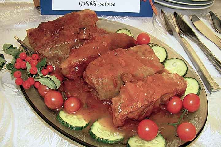 Além do aspecto gastronômico, o sarmale possui forte dimensão afetiva e cultural. Em muitas famílias romenas, o preparo é coletivo e envolve diferentes gerações reunidas na cozinha, especialmente em épocas festivas. A confecção manual dos rolinhos é vista como tradição transmitida entre pais, filhos e avós, preservando receitas familiares que podem variar de uma região para outra.
